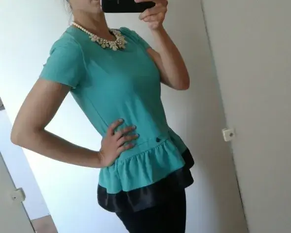 Elegancka bluzka z baskinką, która podkreśla sylwetkę i zachwyca stylem