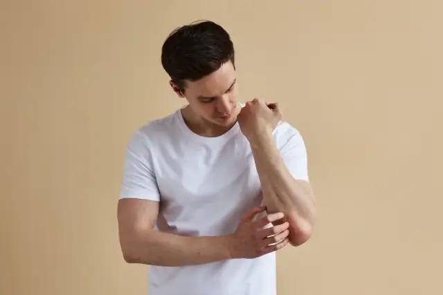 Różnica między skórą suchą a atopową – jak rozpoznać i leczyć