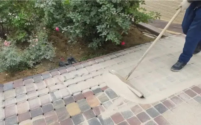 Jaka zaprawa do kostki brukowej zapewni trwałość i estetykę nawierzchni?