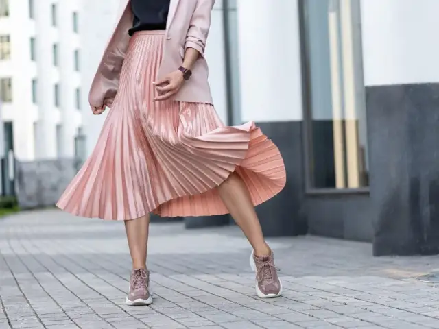 Jakie buty do spódnicy wybrać, by uniknąć modowych wpadek? Porady i inspiracje