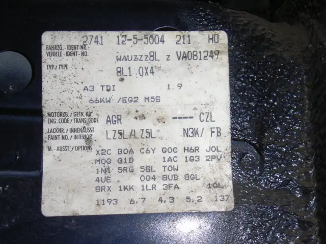 Gdzie dokładnie znajduje się kod silnika w Audi A3 8L? Sprawdź teraz!