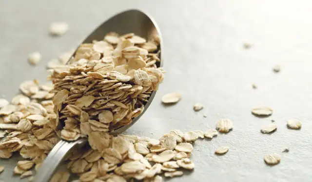 Wie viel Kalorien haben 50 g Haferflocken und was steckt noch drin?