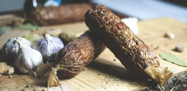 Czy parzyć kiełbasę po wędzeniu? Odkryj, co musisz wiedzieć