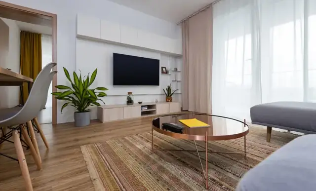 Co postawić na okno w salonie? Najlepsze pomysły na dekoracje