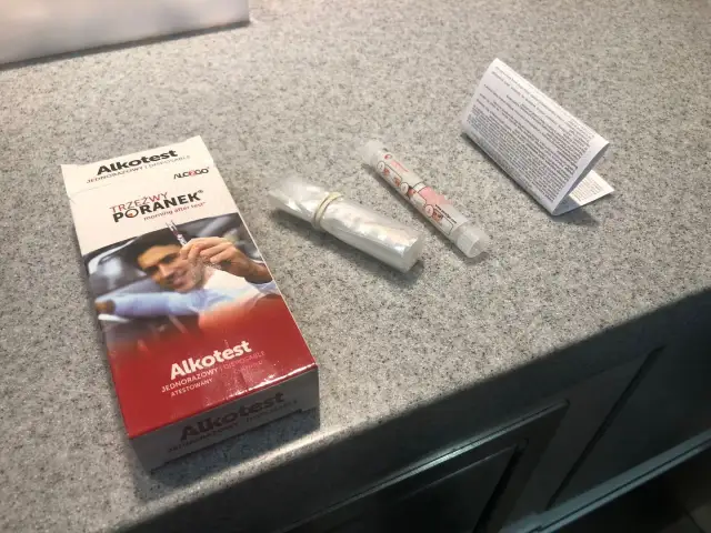 Ile kosztuje alkomat na stacji? Zaskakujące ceny i opcje taniości