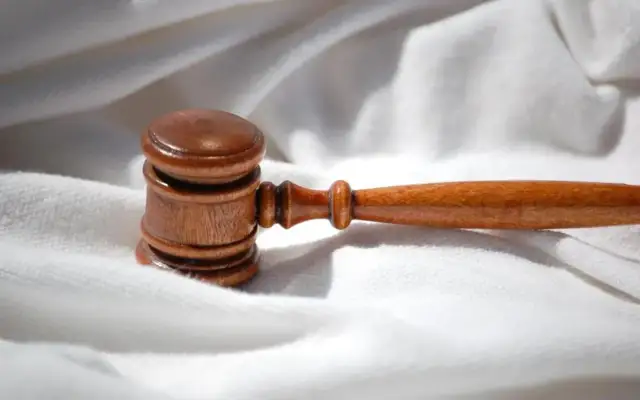 Co oznacza odroczenie ogłoszenia wyroku i jakie ma konsekwencje?