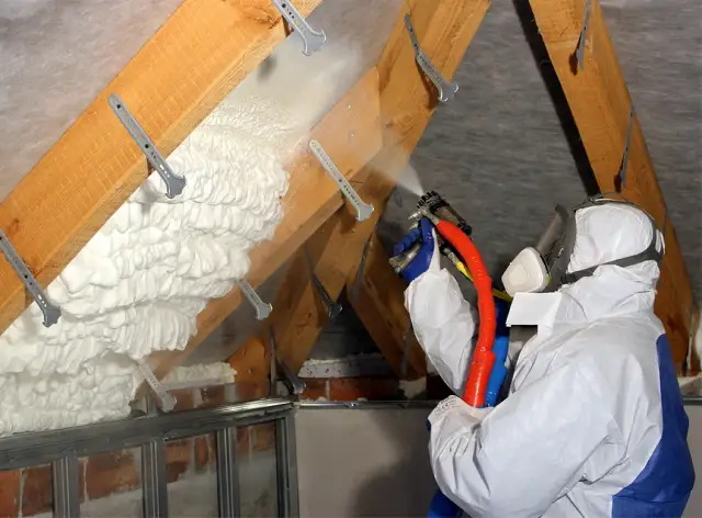 Ocieplenie dachu metodą natryskową: zalety, koszty i efektywność