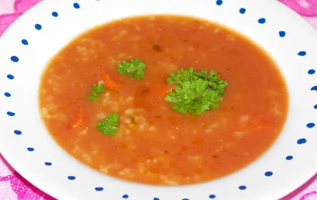 Jak zrobić zupę pomidorową z ryżem - prosty przepis na smakowitość