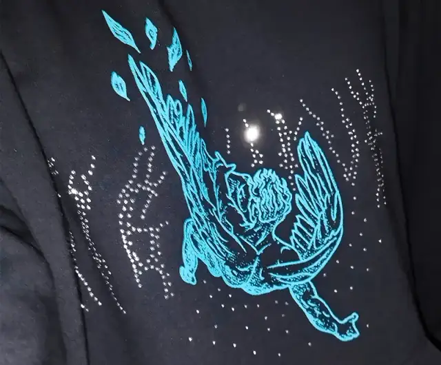 Jak prać bluzy z kryształkami, aby ich nie uszkodzić? Sprawdź!