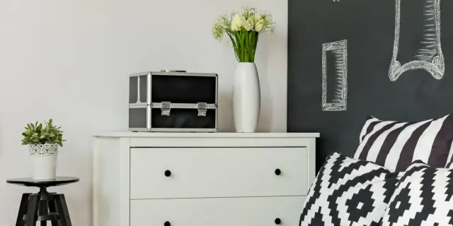 Co postawić na komodę w sypialni: 7 pomysłów na stylową dekorację