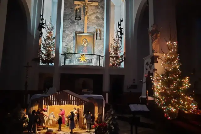 Jaka modlitwa przy okadzaniu domu? Odkryj jej znaczenie i moc