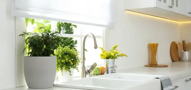 Jak ubrać okno w kuchni - stylowe i funkcjonalne rozwiązania, które zachwycą