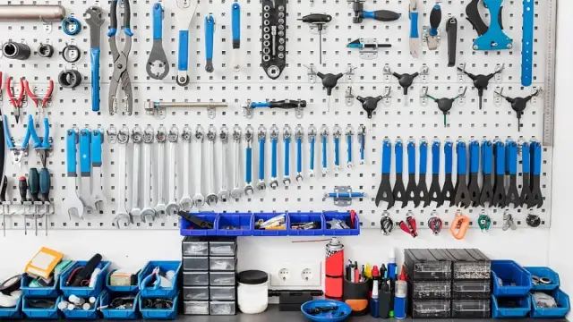 Jakie narzędzia do warsztatu wybrać, aby uniknąć zbędnych wydatków?