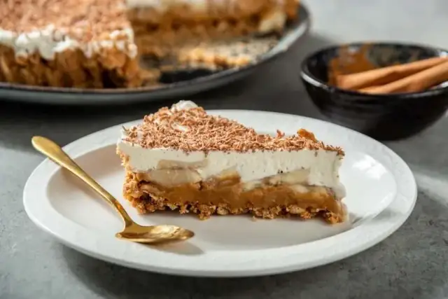 Tarta bananowa przepis: Szybki deser z kajmakiem i czekoladą