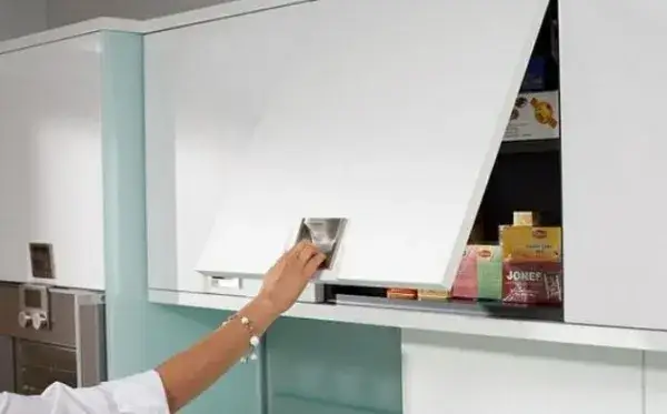 Szafki kuchenne otwierane do góry czy na bok – co wybrać dla wygody?