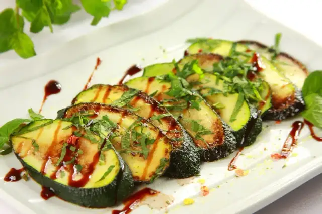 Pyszne przepisy na dania z cukinii i kalafiora: 5 inspiracji