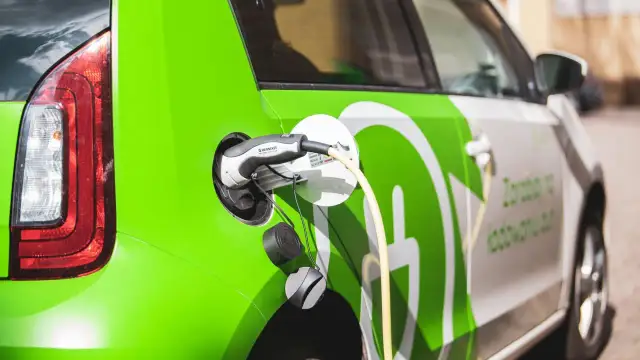 Ile kosztuje naładowanie samochodu elektrycznego na stacji? Sprawdź ceny!