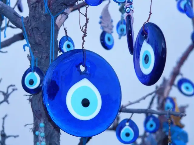 Naszyjnik oko proroka znaczenie: odkryj jego tajemnice i moc ochronną