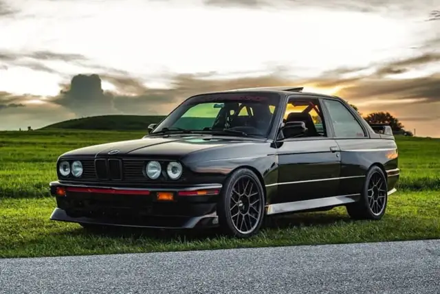 BMW M3 E30 – ikona motoryzacji z niezrównanymi osiągami i stylem