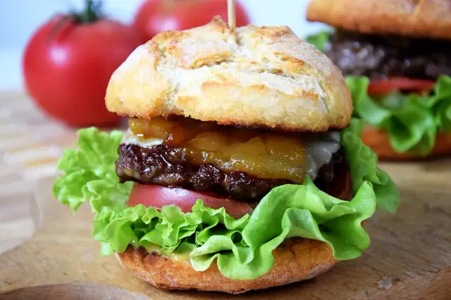 Jak zrobić idealny hamburger wołowy - przepisy i sekrety smaku