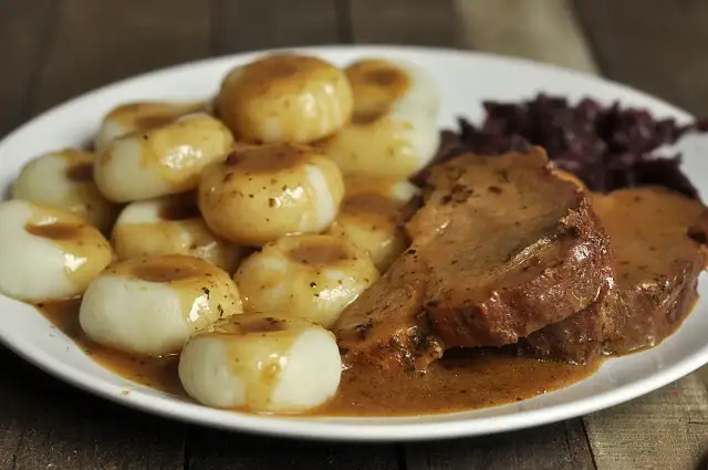 Jak zrobić sos z tłuszczu po upieczeniu, aby nie marnować smaku