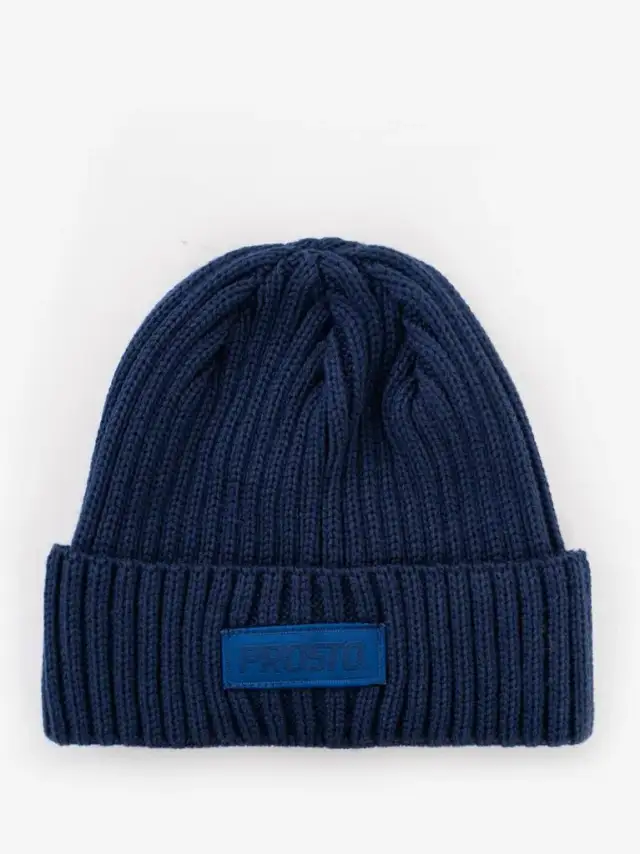 Jaka czapka do niebieskiej kurtki? 5 stylowych propozycji