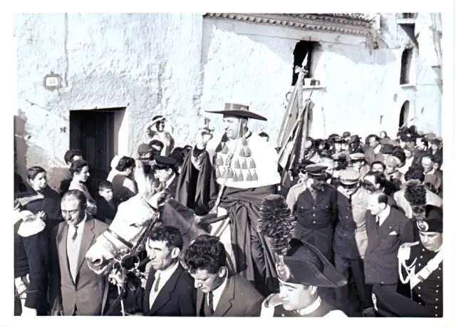 Jak się nazywa czapka papieża? Odkryj jej znaczenie i historię