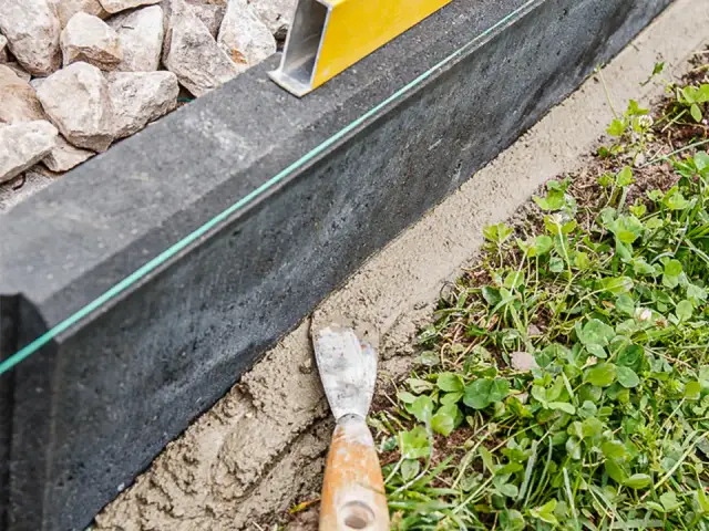 Jaka zaprawa pod krawężniki? Kluczowe informacje i wskazówki dla budujących