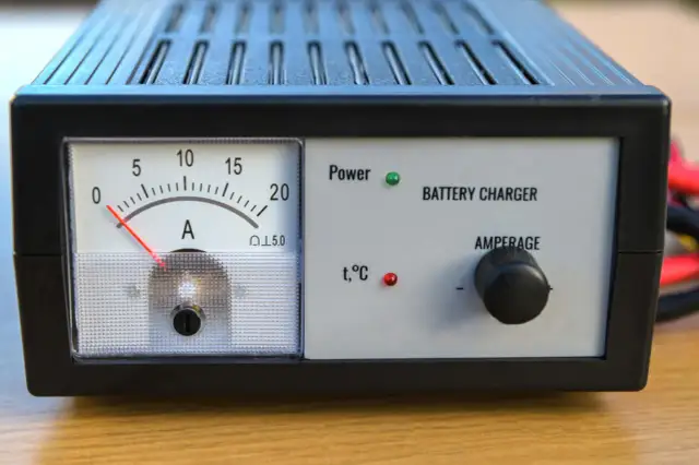 Ile powinno się ładować akumulator prostownikiem, aby uniknąć uszkodzeń?