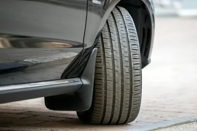 Jaki bieżnik ma nowa opona i dlaczego jest to ważne dla bezpieczeństwa?