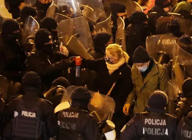 Jakie rodzaje gazu używa policja: wszystko o środkach obezwładniających