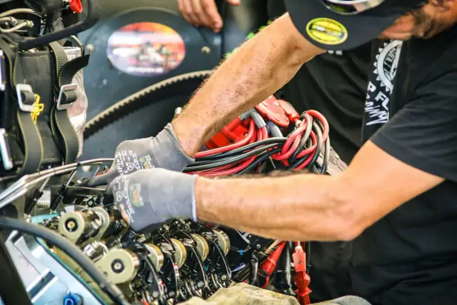 Ile zarabia technik pojazdów samochodowych? Sprawdź, czy to się opłaca!