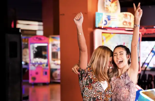 Od pierwszych maszyn po nowoczesne gry losowe – historia i zasady działania