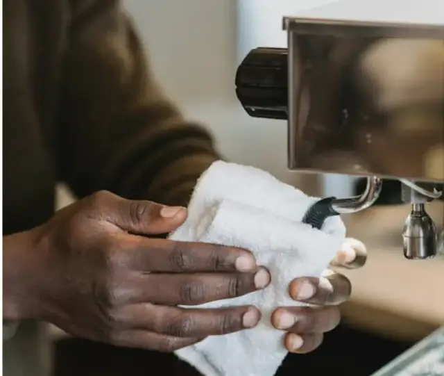 Jak prawidłowo czyścić ekspres do kawy: dekalcyfikacja, tabletki, częste błędy (uniwersalny guide)