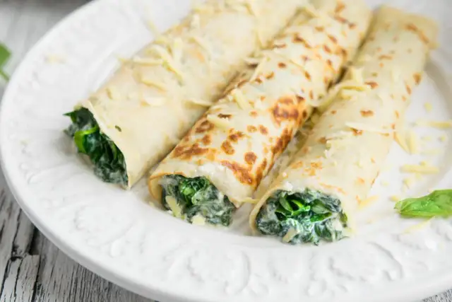 Naleśniki ze szpinakiem i fetą - przepis na idealne danie