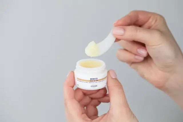 Kiedy smarować usta po makijażu permanentnym, by uniknąć problemów?