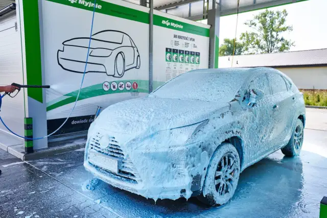 Ile można zarobić na myjni bezdotykowej? Fakty, które zaskakują