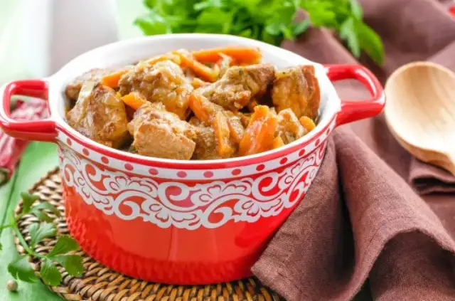 Jakie przyprawy do gulaszu wieprzowego, aby wydobyć pełnię smaku?