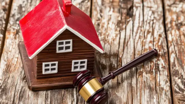 Licytacje komornicze domów – jak kupić nieruchomość taniej i bezpiecznie?