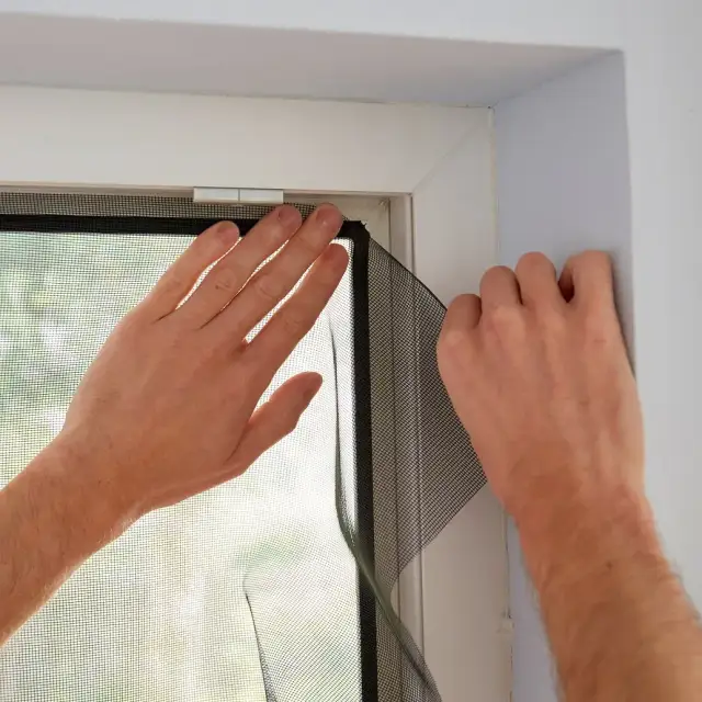 Jak dobrze przykleić moskitierę do okna i uniknąć problemów z montażem