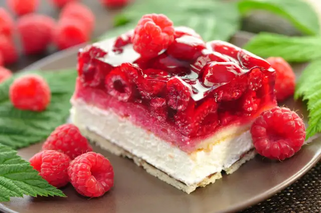 Pyszne ciasto malinowe. Sprawdzone przepisy dla każdego poziomu umiejętności