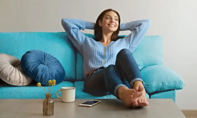 Pomarańczowa kanapa jaki kolor ścian - idealne połączenia kolorów