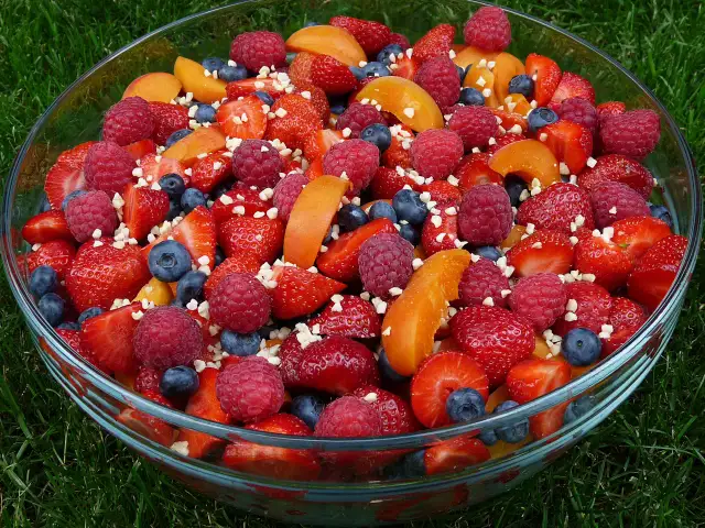 Najlepsze sosy do sałatki owocowej – proste przepisy i zdrowe alternatywy bez cukru