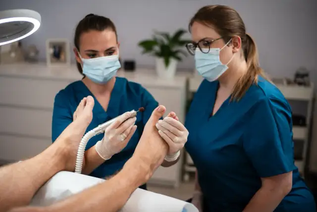 Jak pielęgnować stopy, by uniknąć najczęstszych schorzeń? Rady od podologa