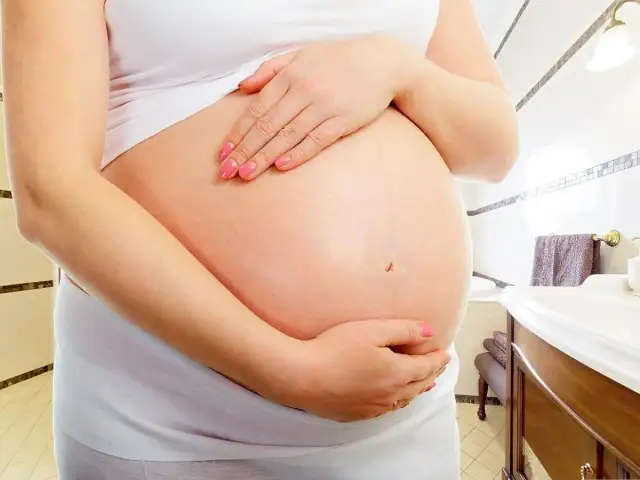 Odejście wód płodowych: ile czasu zostało do porodu i co robić?