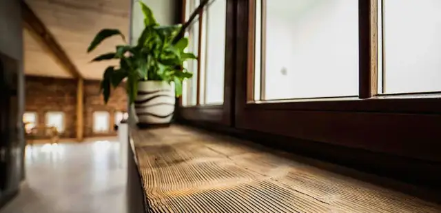 Jakie parapety wewnętrzne do brązowych okien? Oto najlepsze opcje