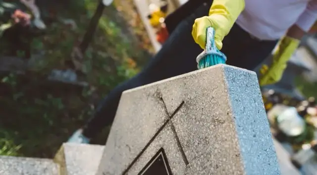 Skuteczne sposoby na czyszczenie pomników z granitu bez uszkodzeń