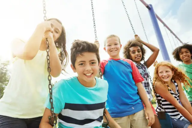 Jak wspierać rozwój społeczny dziecka i unikać trudności w relacjach