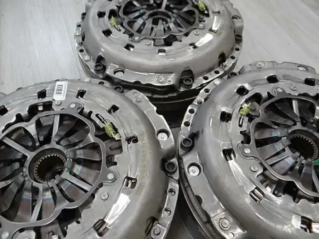 Dlaczego twardy pedał sprzęgła może oznaczać poważne problemy w samochodzie