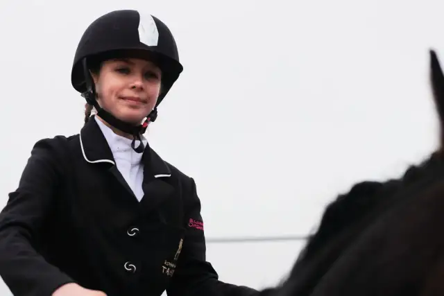 Strój jeździecki dla dziewczynki – jak wybrać najlepsze ubrania?